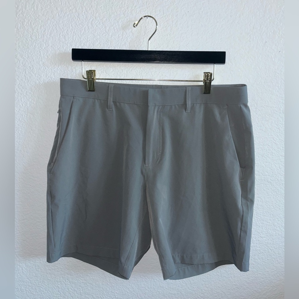 Fabletics The Don Men's Light Gray Shorts